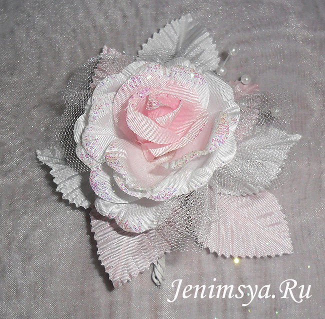 Бутоньерка для жениха "Бело-розовый цветок"