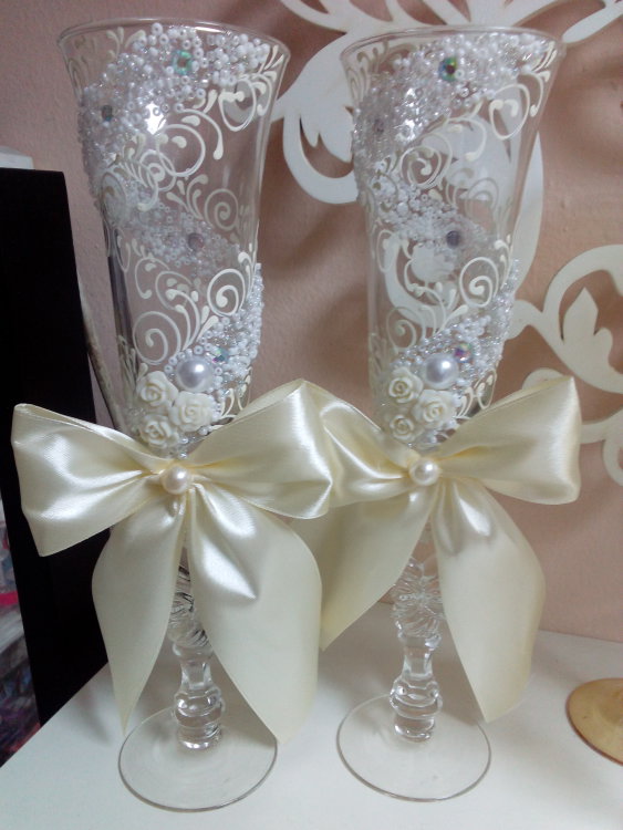 Свадебные бокалы с росписью и бисером "Кремовый бант"